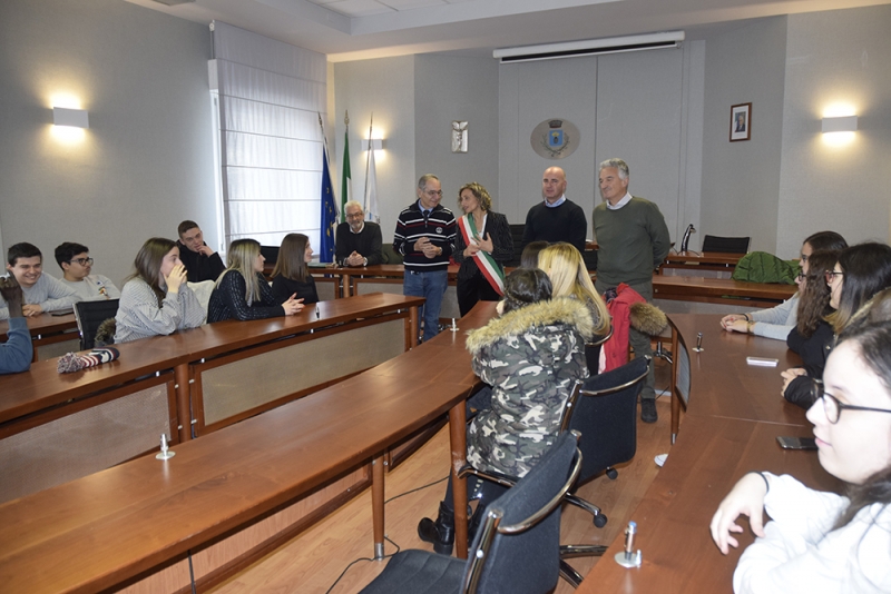 Apam Fiva Confcommercio, consegnate quattro borse di studio agli studenti del Mattioli