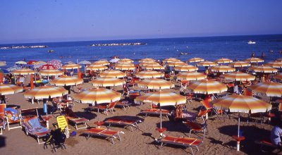 Divieto di abbandono sulla spiaggia libera di ombrelloni e attrezzatura da mare