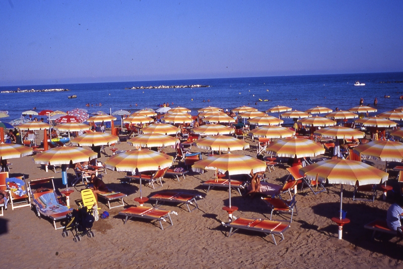 Divieto di abbandono sulla spiaggia libera di ombrelloni e attrezzatura da mare