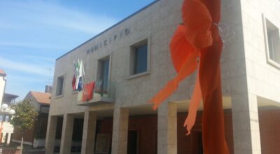 La piazza si colora di arancione: se chiudi con il razzismo ti si apre un mondo