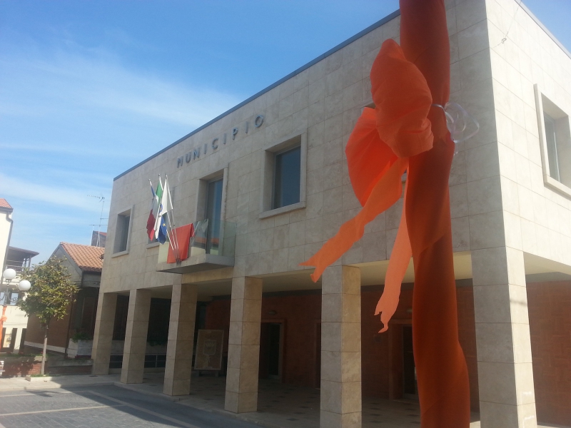 La piazza si colora di arancione: se chiudi con il razzismo ti si apre un mondo