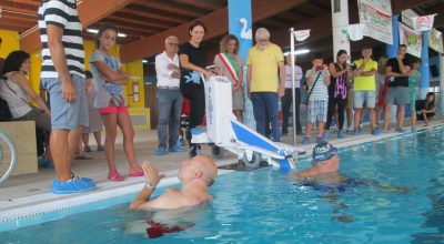 Un sollevatore per disabili alla piscina comunale di San Salvo