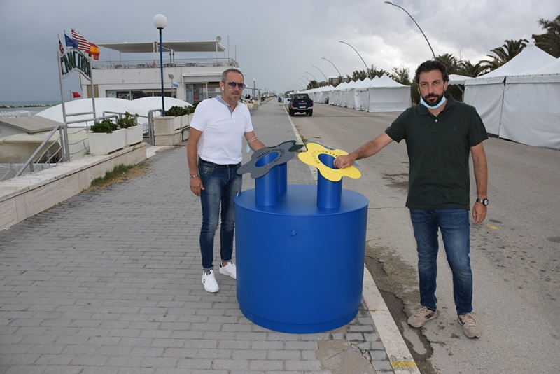 Nuovi e colorati cestini per i rifiuti sul lungomare Cristoforo Colombo