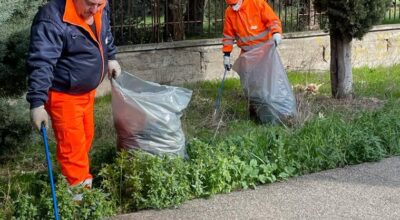 La pulizia dei rifiuti abbandonati nella zona industriale