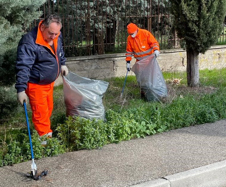 La pulizia dei rifiuti abbandonati nella zona industriale