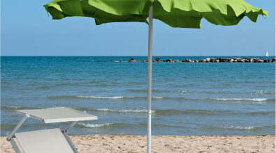 Divieto di abbandono dopo il tramonto di ombrelloni e attrezzatura da mare in spiaggia