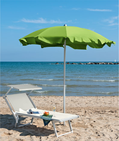 Divieto di abbandono dopo il tramonto di ombrelloni e attrezzatura da mare in spiaggia