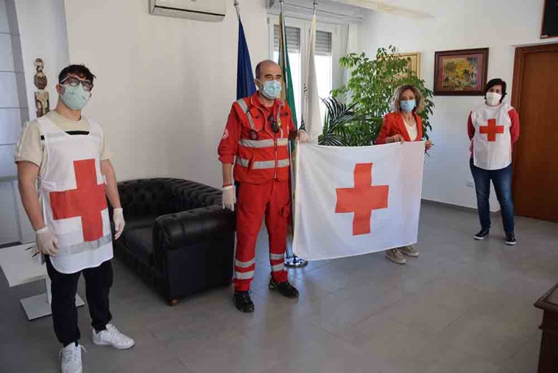 Il Comune di San Salvo espone la bandiera della Croce Rossa