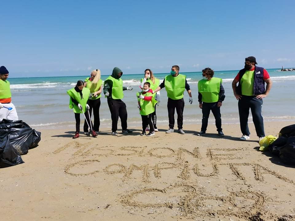 Pulizia della spiaggia di San Salvo con i volontari e l’associazione dei maitre di sala ed hotel