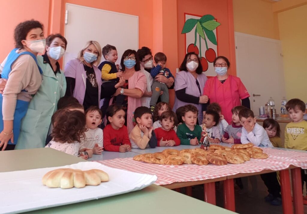 I piccoli dell’asilo Bambi con le mani in pasta… per i taralli di san Vitale