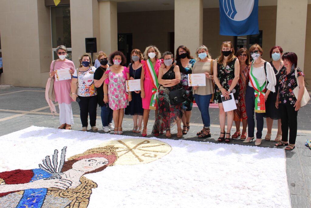 L’infiorata all’uncinetto in piazza Giovanni XXIII e via Roma