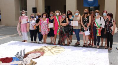 L’infiorata all’uncinetto in piazza Giovanni XXIII e via Roma