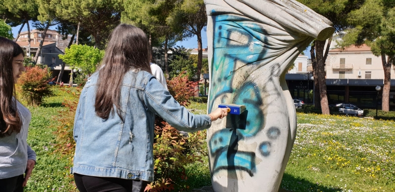 Studenti pulitori in azione alla Villa comunale di San Salvo