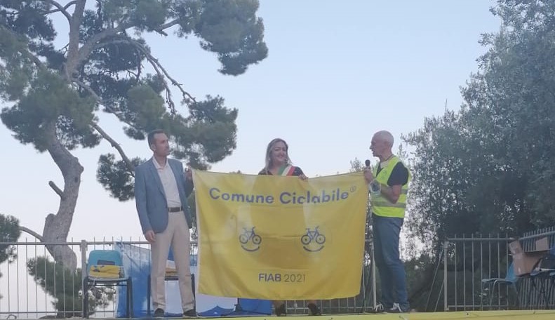 La Bandiera Gialla con due bike smile  al Comune di San Salvo