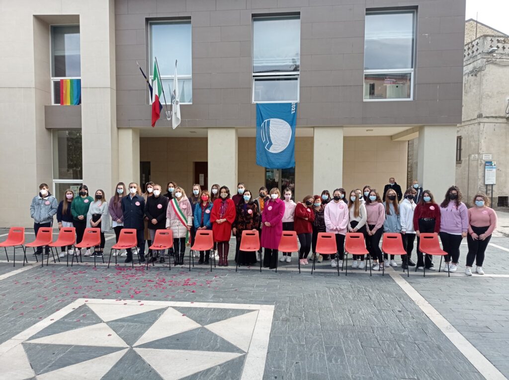 In piazza con gli studenti del Mattioli, la performance per dire no alla violenza sulle donne