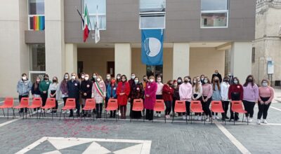 In piazza con gli studenti del Mattioli, la performance per dire no alla violenza sulle donne