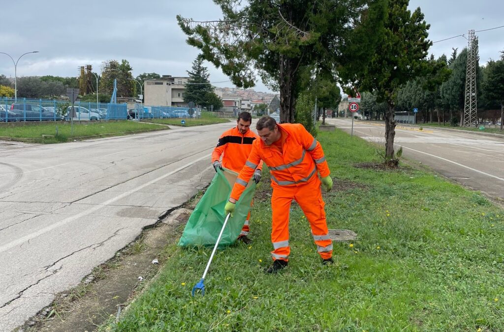 Rifiuti abbandonati, l’Arap al lavoro per la pulizia dell’area industriale