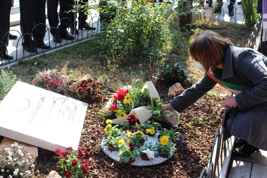 Giornata della Memoria 2022, una lapide a Settimia Spizzichino per ricordare l’orrore dell’Olocausto