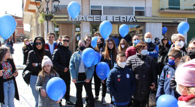 In cielo i palloncini blu nella Giornata Mondiale della consapevolezza sull’autismo