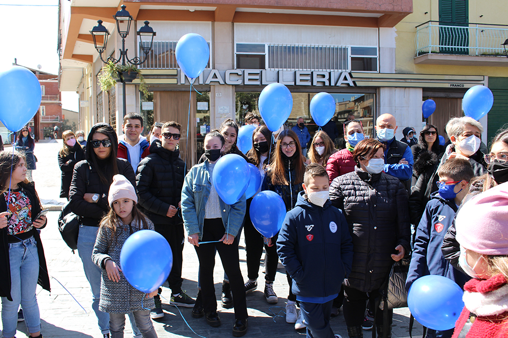 In cielo i palloncini blu nella Giornata Mondiale della consapevolezza sull’autismo