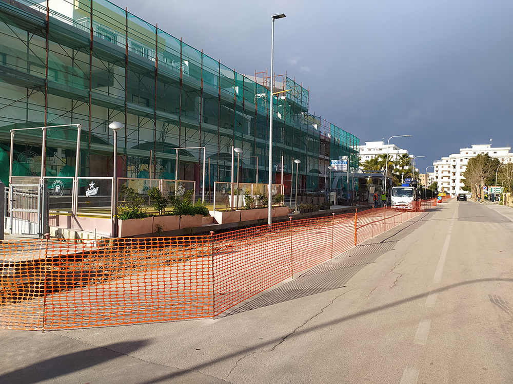 Via Magellano, lavori in corso per nuovi marciapiedi, nuova illuminazione e rifacimento asfalto