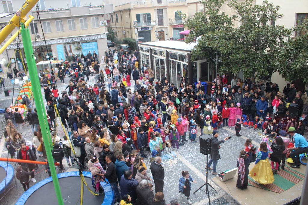 Carnevale 2023 e si riempie la piazza