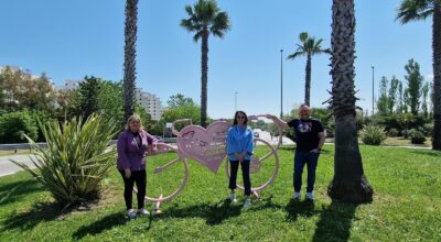 Istallazione della bicicletta artistica per accogliere il Giro d’Italia